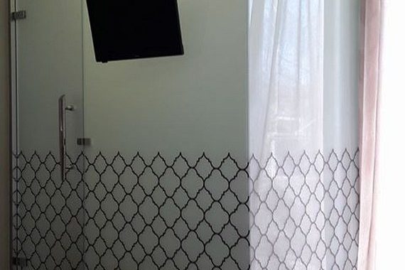 γυάλινος τοίχος μπάνιου μέσα σε υπνοδωμάτιο
